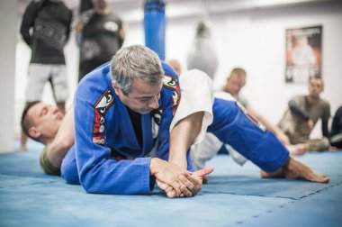 Sensei Avi Nardia Bjj bacak kilidini ve kaçış tekniğini göster.