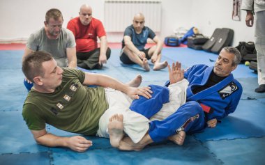 Sensei Avi Nardia Bjj bacak kilidini ve kaçış tekniğini göster.