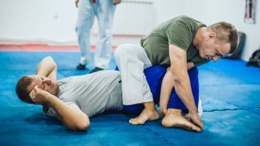 Sensei Avi Nardia Bjj bacak kilidini ve kaçış tekniğini göster.