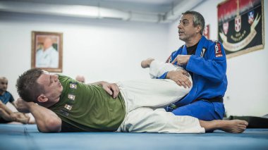 Sensei Avi Nardia Bjj bacak kilidini ve kaçış tekniğini göster.