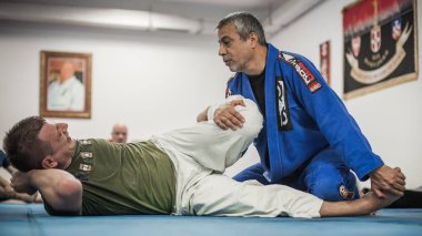 Sensei Avi Nardia Bjj bacak kilidini ve kaçış tekniğini göster.
