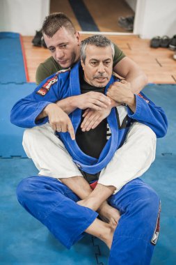 Sensei Avi Nardia Bjj bacak kilidini ve kaçış tekniğini göster.