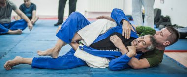 Sensei Avi Nardia Bjj bacak kilidini ve kaçış tekniğini göster.