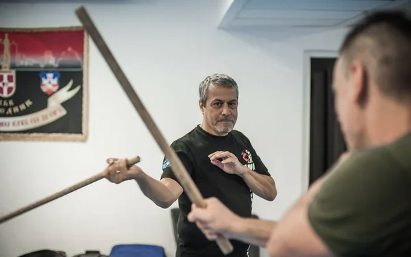 Kapap Krav Maga instrutor Avi Nardia demonstra escrima stick-luta — Fotografia de Stock