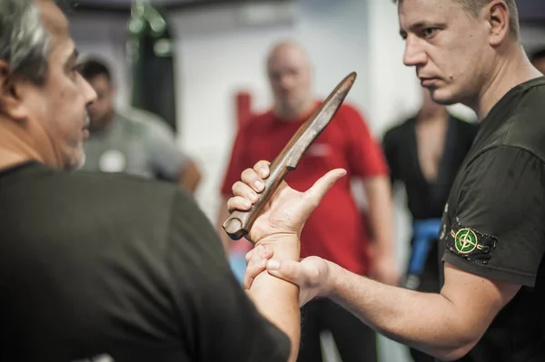 Sensei master Instructor Avi Nardia demuestra ataque con cuchillo técnica de autodefensa —  Fotos de Stock