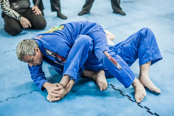 Sensei Avi Nardia mendemonstrasikan teknik mengunci kaki dan melarikan diri BJJ. — Stok Foto