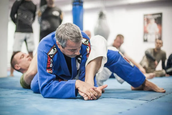 Sensei Avi Nardia mendemonstrasikan teknik mengunci kaki dan melarikan diri BJJ. — Stok Foto