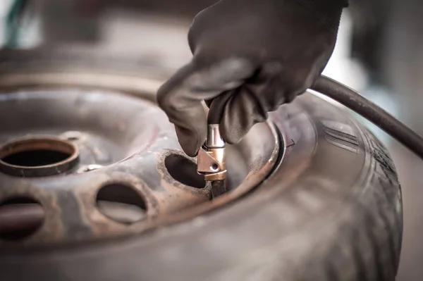 Car master mechanic vulcanizer pump tire in auto vulcanizing ser — Stock Photo, Image