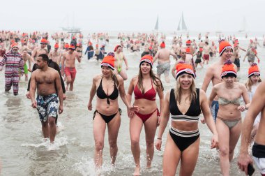 BİLİM, NETHERLANDS - 01. Ocak 2020. Scheveningen yıllık yeni yıl dalışı ve yüzme. Tipik Hollanda geleneği