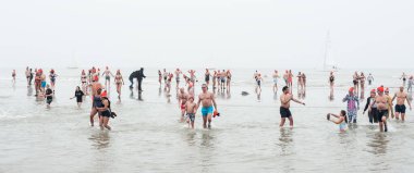 BİLİM, NETHERLANDS - 01. Ocak 2020. Scheveningen yıllık yeni yıl dalışı ve yüzme. Tipik Hollanda geleneği