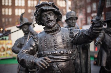 AMSTERDAM, NETHERLANDS - 27. Aralık 2019 - Gece Nöbeti Detayları, Rembrandt Meydanı (Rembrandt Meydanı), heykeltıraş Louis Royer 'in heykeli 