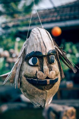 Bali, Indonezya - 02. Nisan 2018. Hindistan cevizi gemisi. Bir kafede asılı duran hindistan cevizi kabuklarından yapılmış sanat eserleri. Hindistan cevizi kafa. Günlük editör fotoğrafı