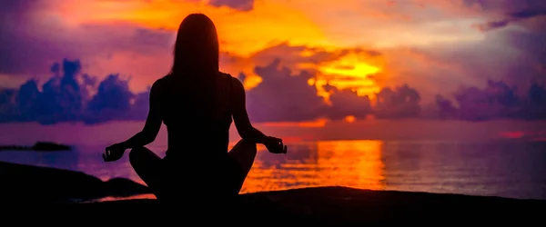 Femme Méditant Relaxant Dans Pose Yoga Coucher Soleil Méditation Zen — Photo