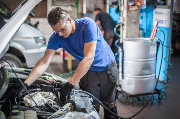 Auto Mecánico Reparador Cambiar Aceite Motor Viejo Vierte Aceite Nuevo —  Fotos de Stock