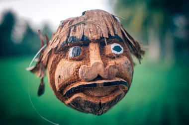 Bali, Indonezya - 02. Nisan 2018. Hindistan cevizi gemisi. Bir kafede asılı duran hindistan cevizi kabuklarından yapılmış sanat eserleri. Hindistan cevizi kafa. Günlük editör fotoğrafı