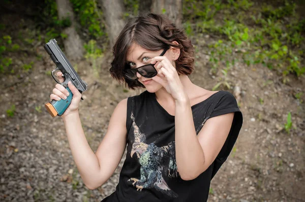 총으로 아름답고 매력적 무기를 사격장 스타일 — 스톡 사진