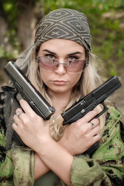 Gyönyörű Vonzó Női Katona Fegyverrel Pózol Fegyverrel Lőtéri Lövészeti Kiképzés — Stock Fotó