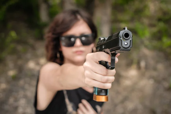 Ελκυστική Στρατιώτης Γυναίκα Πρακτική Σκοποβολή Και Σημάδι Όπλο Στόχο Επιτιθέμενος — Φωτογραφία Αρχείου