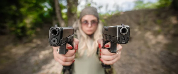 Привлекательная Женщина Солдат Практика Стрельбы Двумя Пистолетами Огнестрельной Точкой Направлены — стоковое фото