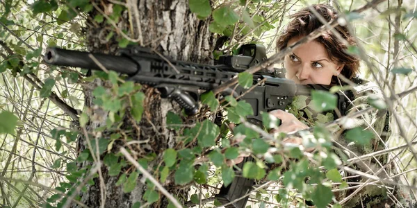美丽迷人的女兵在森林里用来福枪射击 女性军队的野外军事实战训练 女性死亡人数 — 图库照片