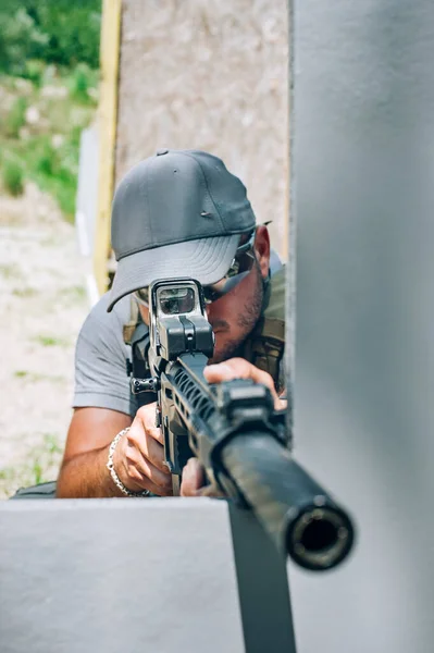 步枪机枪实战射击训练从后面和周围掩护或街垒 关于射击场的高级战术射击课程 — 图库照片