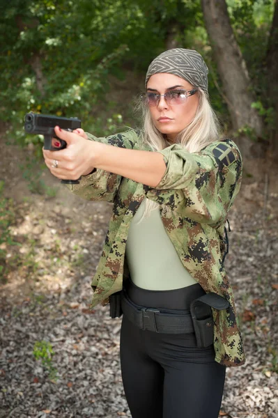 Bonita Atraente Soldado Exército Posando Com Arma Mulher Com Arma — Fotografia de Stock