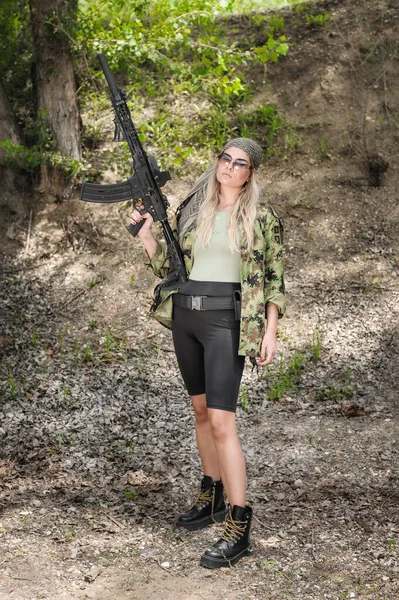 Attraktiv Kvinnlig Armé Soldat Hålla Gevär Kulspruta Kvinna Med Vapen — Stockfoto