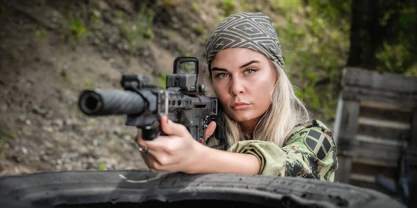 Hermosa Atractiva Mujer Soldado Disparando Con Ametralladora Desde Atrás Alrededor — Foto de Stock