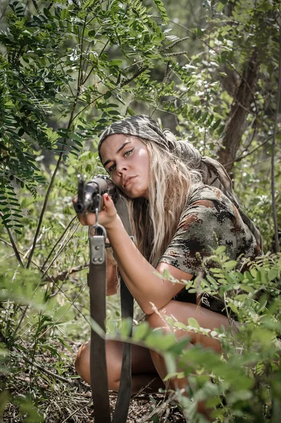 Mulher Bonita Atraente Soldado Atirando Com Rifle Metralhadora Floresta Exército — Fotografia de Stock