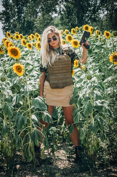 Hermosa Atractiva Soldado Del Ejército Femenino Con Pistola Mujer Con —  Fotos de Stock