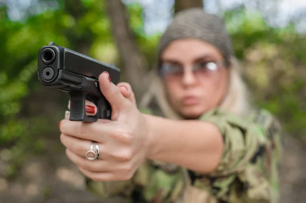 Mulher Soldado Atraente Prática Tiro Ponto Arma Visam Atacante Pistola — Fotografia de Stock