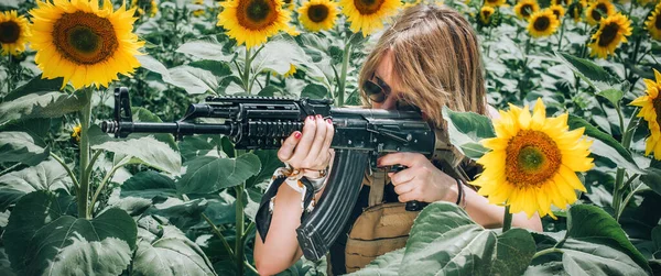 Mooie Aantrekkelijke Vrouwelijke Soldaat Met Geweer Machinegeweer Vooraanzicht Kanon Vrouwelijke — Stockfoto
