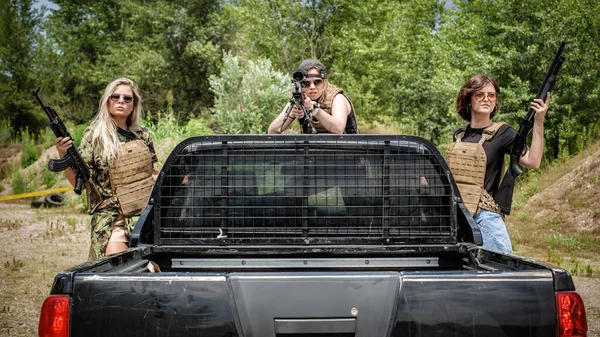 女性军事安全小组的吉普车 准备好了防御行动 霰弹枪 步枪和狙击手 携带武器的妇女 — 图库照片