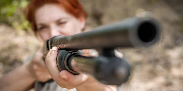 Kobieta Strzelająca Pistoletu Pompy Bezpośredni Makro Szczegół Celownik Przodu Strzelby — Zdjęcie stockowe