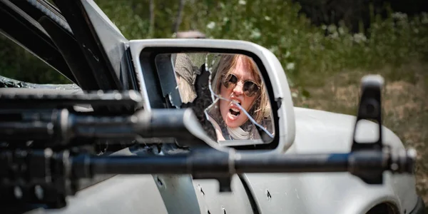 Visão Abstrata Espelho Soldado Agressivo Atirando Carro Com Metralhadora Fuzil — Fotografia de Stock