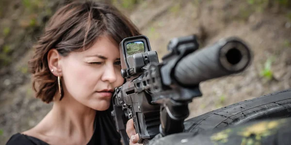 Mulher Bonita Atraente Soldado Atirando Com Metralhadora Rifle Trás Torno — Fotografia de Stock
