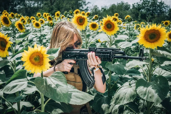 漂亮迷人的女兵拿着来福枪前视镜枪口女性军队的野外军事实战训练 女性死亡人数 — 图库照片