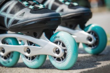 Çevrimiçi patenleri kapatın. Olağanüstü bir spor. Yaşam tarzı aktivitesi. Spor ve eğlence kavramı