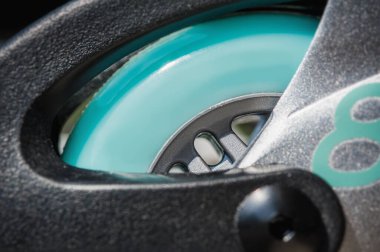 Mavi tekerlekleri olan paten pistlerini kapatın. Olağanüstü bir spor. Spor ve eğlence kavramı. Spor yaşam tarzı. Eğlenceli zaman aktivitesi