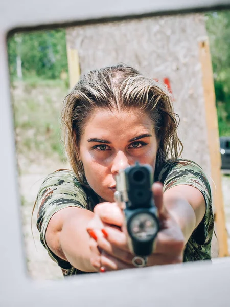 Visão Abstrata Close Soldado Exército Feminino Atraente Tem Treinamento Tiro — Fotografia de Stock