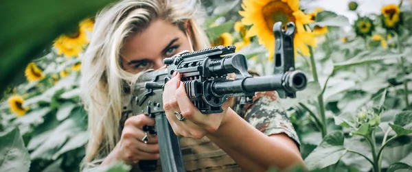 Makineli tüfekli güzel ve çekici bir kadın asker. Ön cephede silah zoruyla. Kadın ordu doğası açık hava askeri savaş eğitimi. Ölümcül kadın.