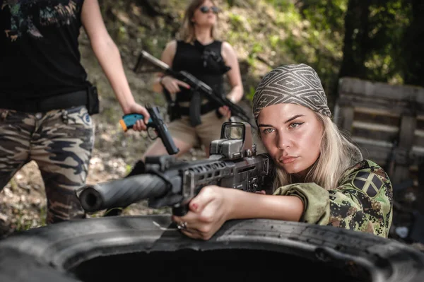 由迷人的女兵组成的战斗队受过战争训练 拿着武器的女人特种部队 室外射击场 — 图库照片