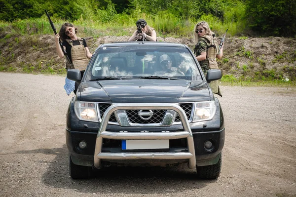 女性军事安全小组与他们的车 准备好了防御行动 霰弹枪 步枪和狙击手 携带武器的妇女 — 图库照片