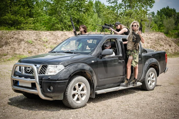 女性军事安全小组与他们的车 准备好了防御行动 霰弹枪 步枪和狙击手 携带武器的妇女 — 图库照片