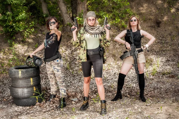 Група Трьох Красивих Привабливих Жінок Солдатів Зброєю Кулеметом Жінка Зброєю — стокове фото