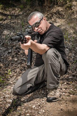 Makineli tüfeğin ön görüş açısı. Ateşli silahlar ve taktiksel silah eğitimi. Atış poligonu
