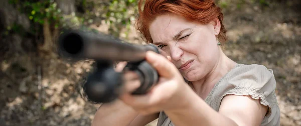 Mulher Atirando Com Arma Bomba Detalhe Macro Direto Close Shotgun — Fotografia de Stock