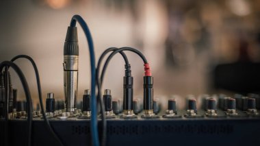 Sahnenin arkasında. Ses teknisyeni elektrik mühendisi sahne arkasında ses elementlerini ayarlıyor. Ses kontrol paneli. Ses karıştırma konsolu