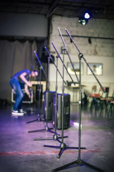 Theatertontechniker Justiert Ein Mikrofon Der Szene Installation Und Test Des — Stockfoto