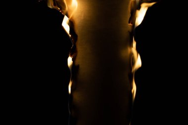 Yanan kağıt, parlayan kağıt kenarı siyah arkaplan üzerinde